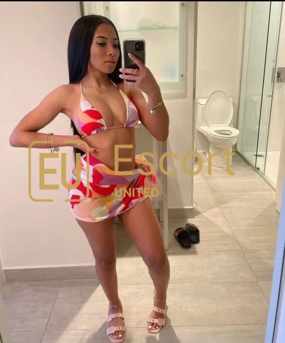 Buche Lily, eine 24-jährige Escort Lady in Abu Dhabi — Foto 5