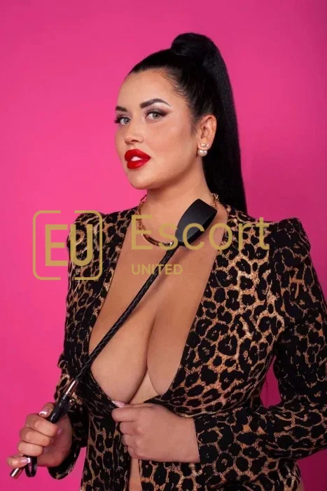 Escort girl Julia based in Abu Dhabi — photo 4