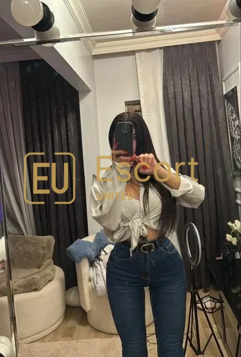 Sarah, gezelschapsdame in Abu Dhabi, VAE