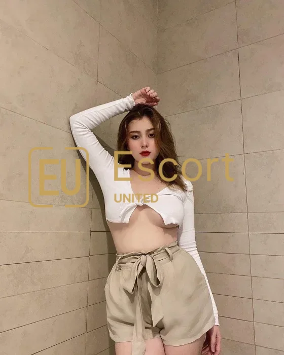 Meet Emily, a 28-year-old escort in Dubai — photo 9