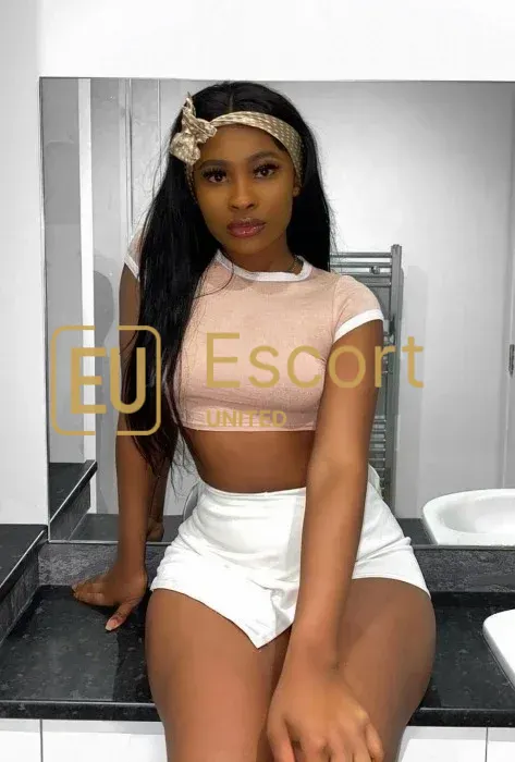 Malika, 30, escorte féminine à Abou Dhabi