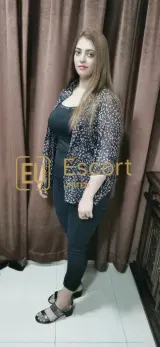 Buche Komal, eine 29-jährige Escort in Al Ain — Foto 2