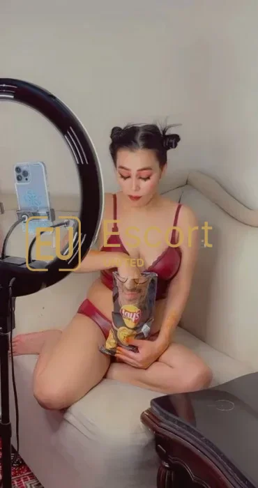 Escort-Dame Madine in Al Ain, 27 — Foto 7