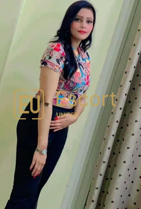 Ragazza escort Esha che risiede a Palm Jumeirah, 25 anni