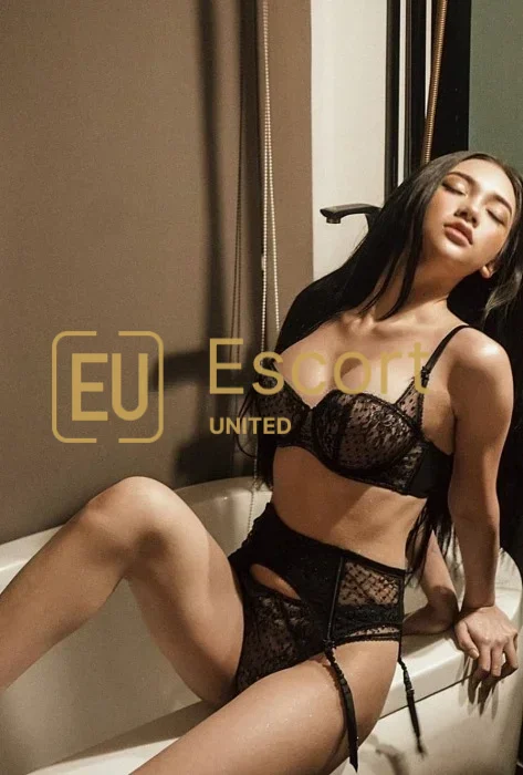 Triff Maria, eine 26-jährige Escort Lady in Abu Dhabi — Foto 1