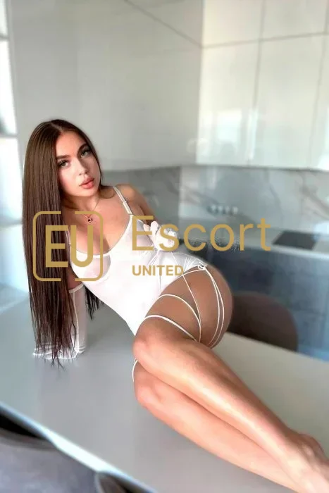 Caroline, μια 21 ετών γυναίκα συνοδός στην Ντουμπάι — φωτογραφία 3