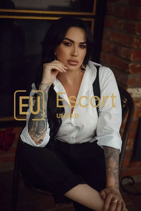 Buche Renira, eine 29-jährige Escort Lady in Dubai — Foto 16