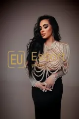 Buche Renira, eine 29-jährige Escort Lady in Dubai — Foto 13
