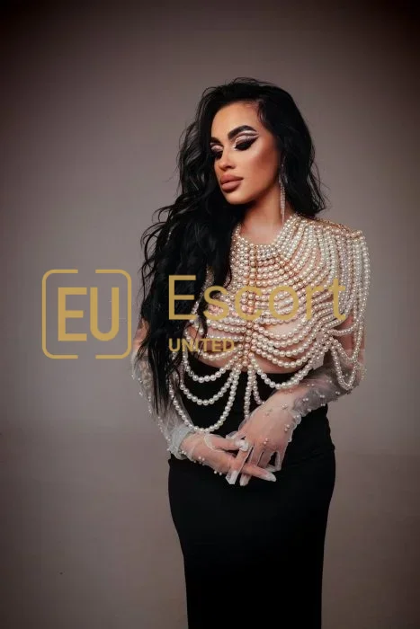 Buche Renira, eine 29-jährige Escort Lady in Dubai — Foto 13