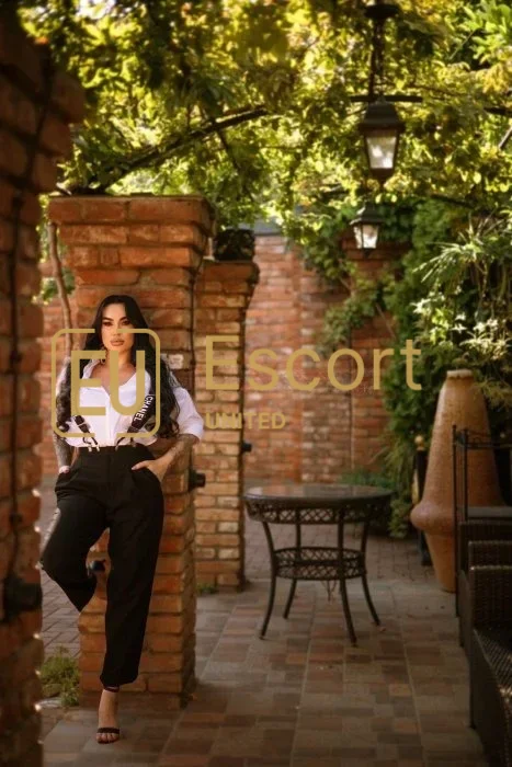 Renira, Escort-Dame in Dubai — Foto 18