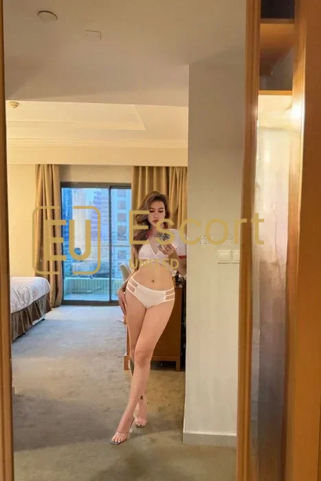 Escort girl Phoenix in Dubai — photo 5