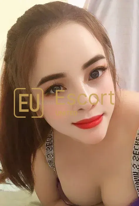 Miko, ve věku 23 let, společnice v Abú Dhabí