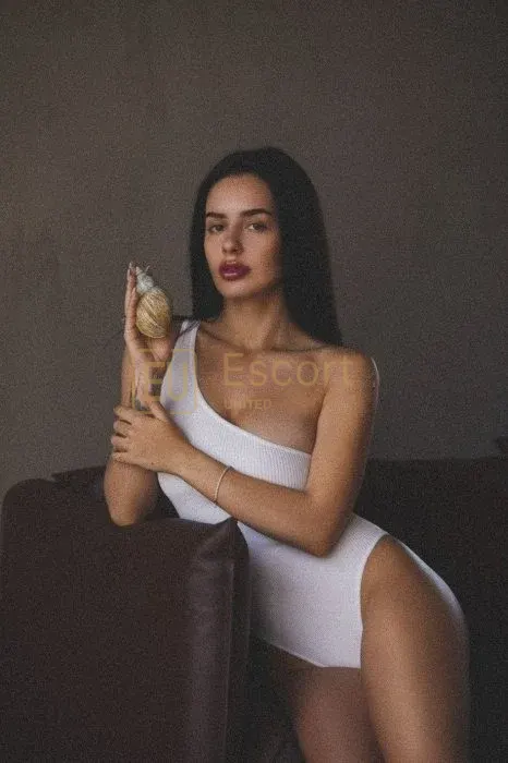 Alina, female companion in Dubai