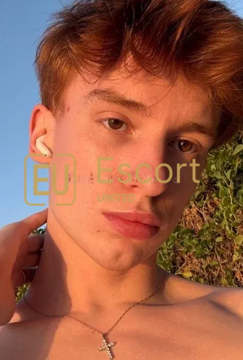 Rezervišite Denis, star 22 godina, gej eskort u Dubai
